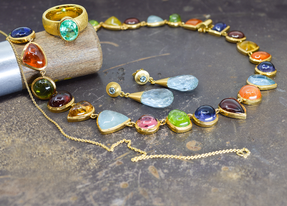 bunte Edelsteine in Ketten, Ringen und Ohhringen Goldschmiede Albath