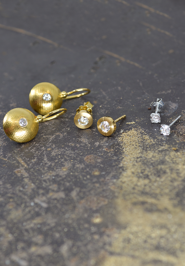 goldene und silberne ohrstecker mit weissen brillanten Goldschmiede Albath