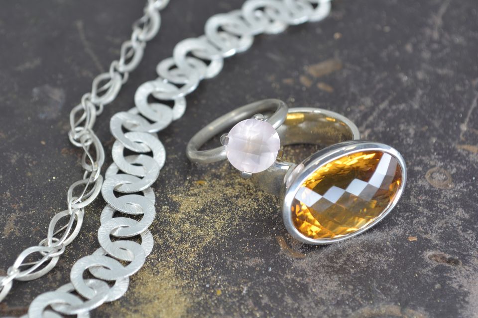 Silberne Ketten und Ringe mit Edelsteinen Goldschmiede Albath