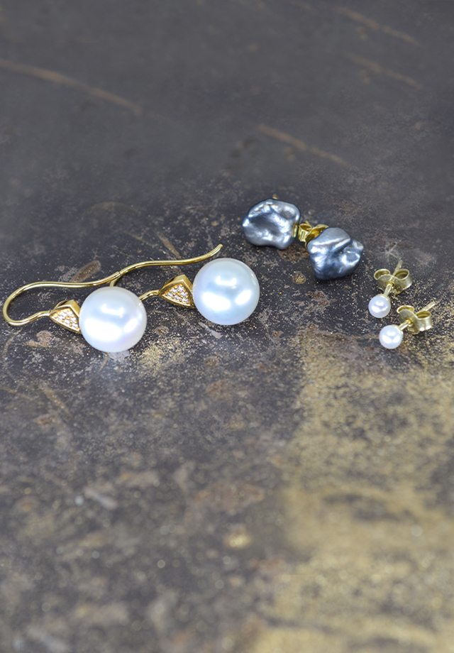 Ohrschmuck mit grauen und weissen Perlen und Brillanten Goldschmiede Albath
