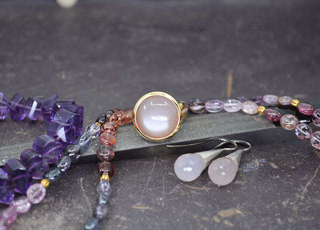 rosa und violette goldene Ringe und Ketten Goldschmiede Albath