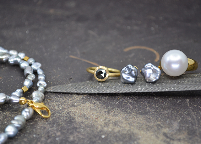 Ringe, Ketten und Ohrringe mit weissen und grauen Perlen Goldschmiede Albath