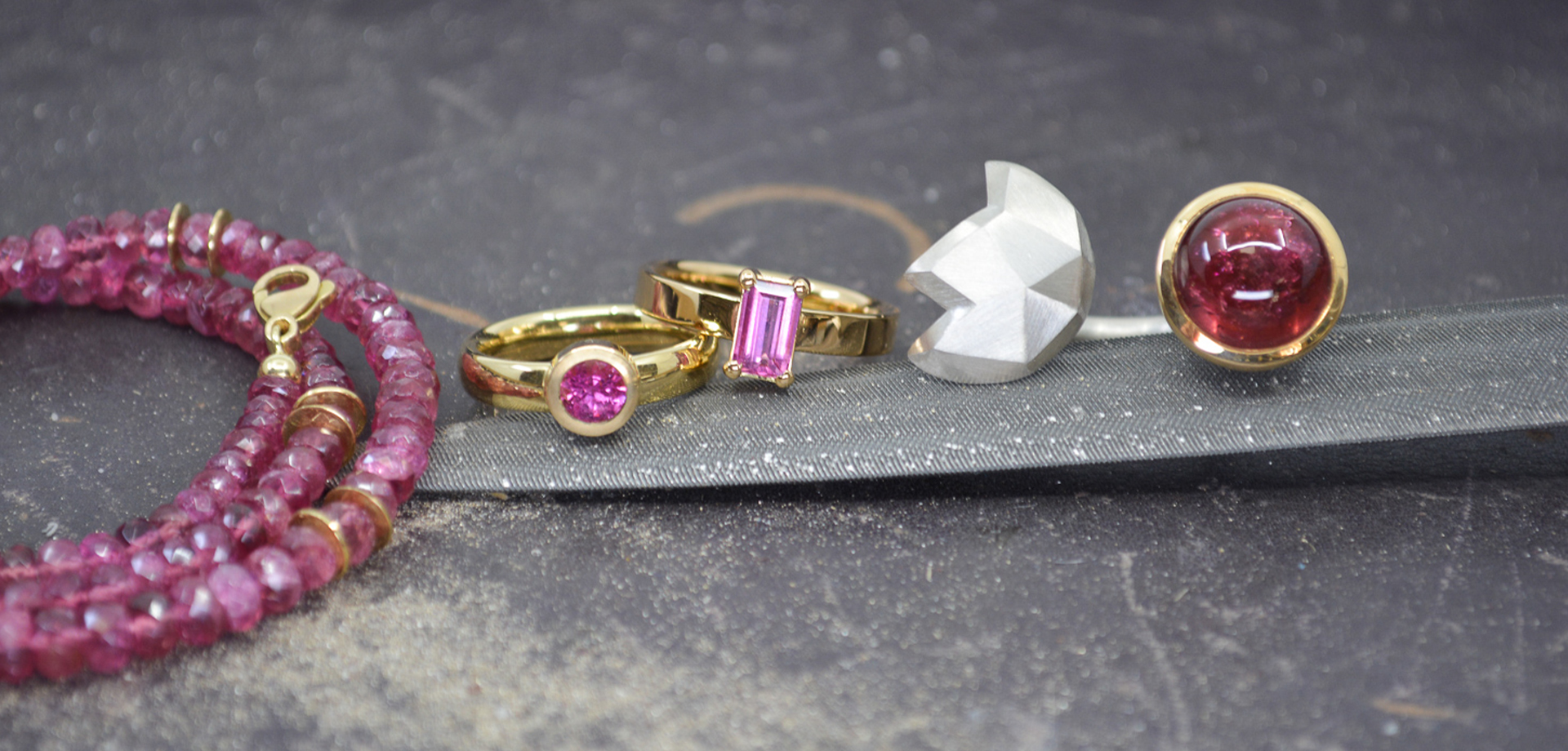 rote Ringe und Ketten Goldschmiede Albath