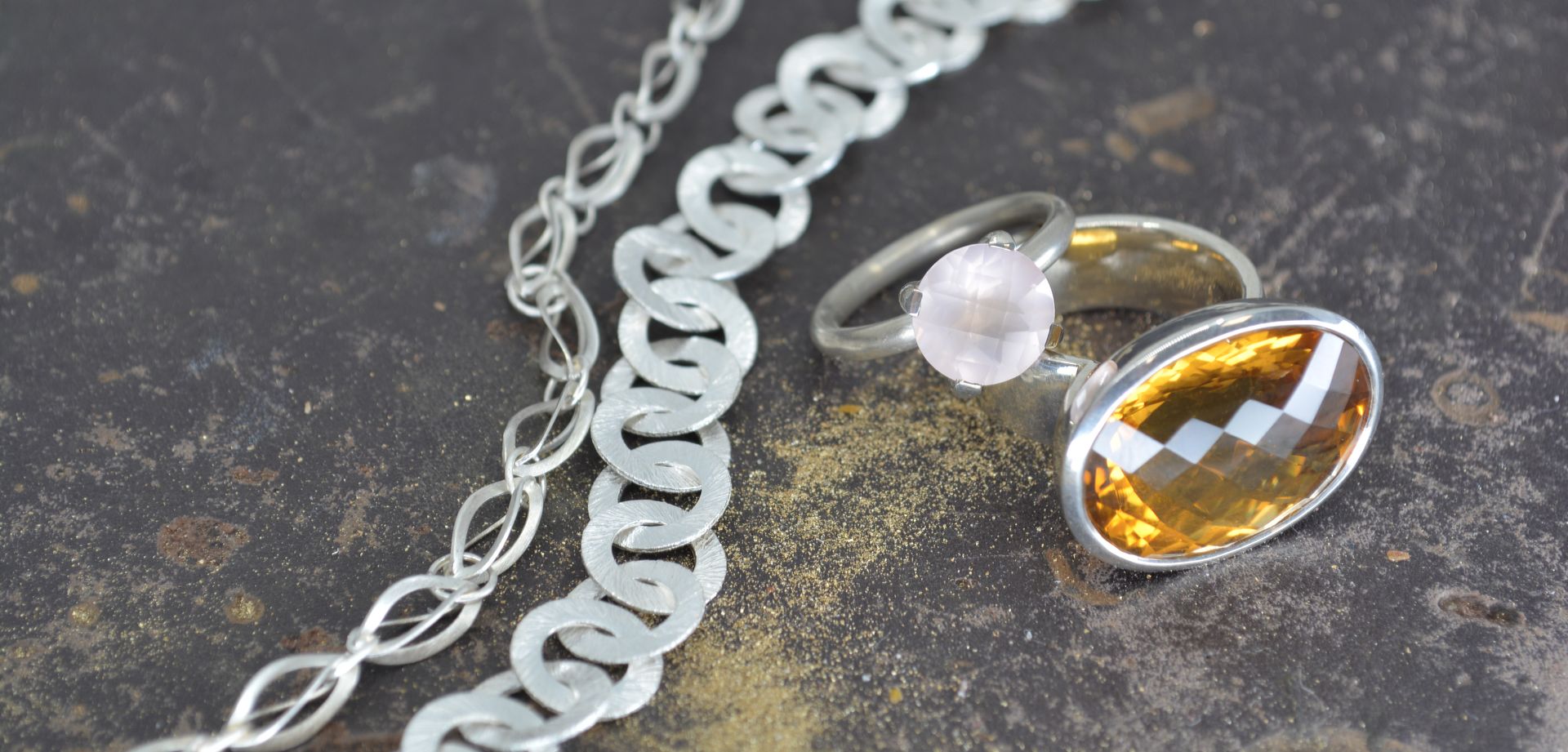 Silberketten und Ringe mit gelbem Stein Goldschmiede Albath