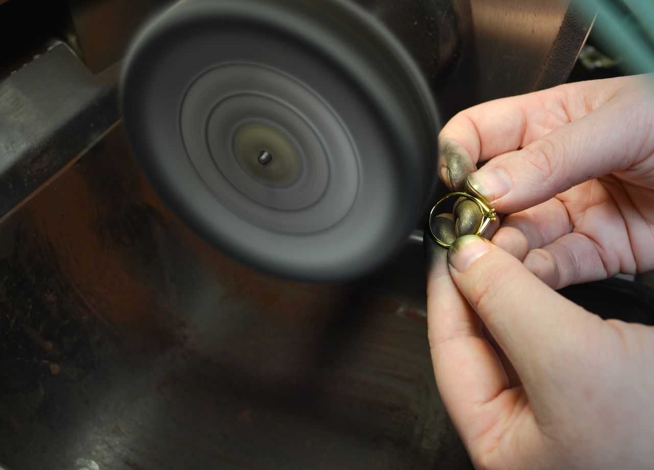 Ring an Polierrad Goldschmiede Albath