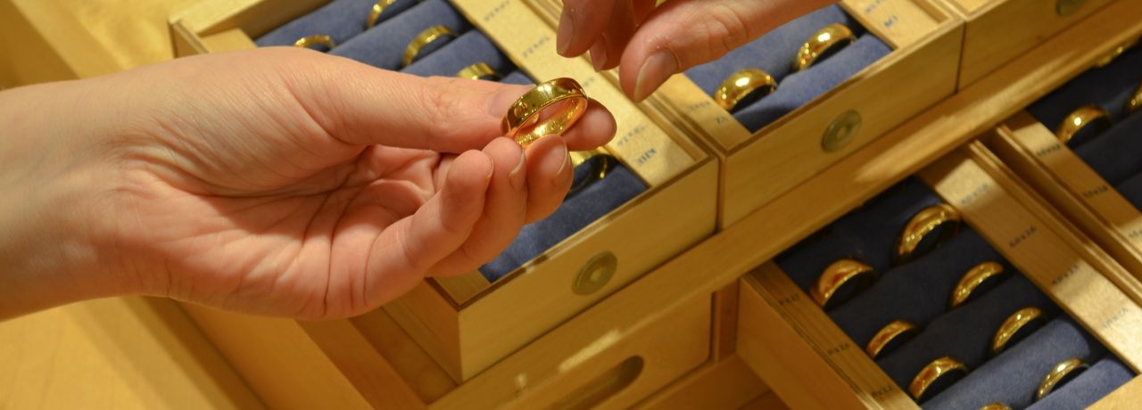 Ring in der Hand ueber einer Ringbox Goldschmiede Albath