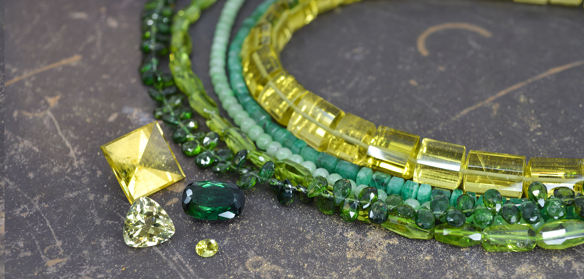 gelbe und gruene Edelsteine und Ketten Goldschmiede Albath