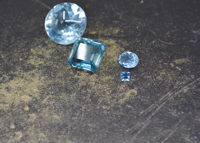 vier blaue geschliffene Aquamarine Goldschmiede Albath
