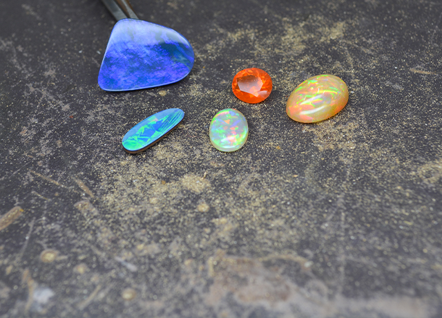 blaue, gruene und orange Opalsteine Goldschmiede Albath