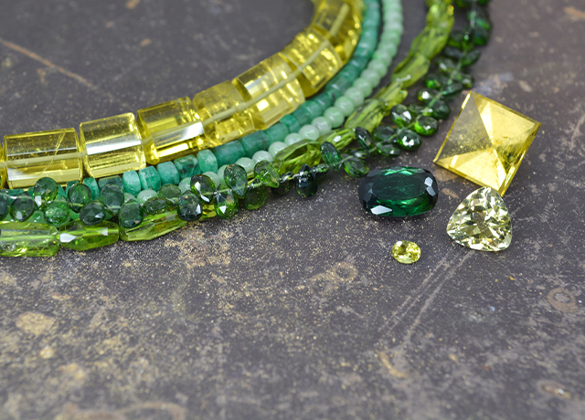 gelbe und gruene Edelsteine und Ketten Goldschmiede Albath