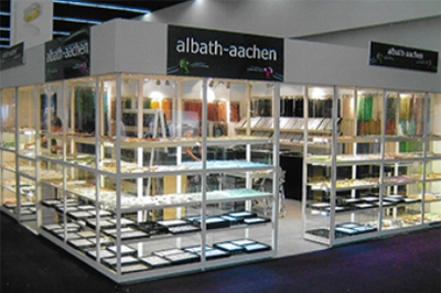 grosser weisser Messestand Inhorgenta 2010 Goldschmiede Albath