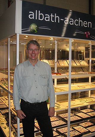 Rainer Albath vor seinem Messestand Goldschmiede Albath