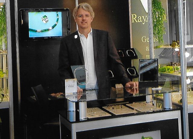 Rainer Albath vor dem Ray Alba Messestand Goldschmiede Albath