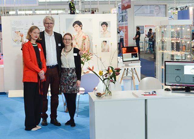 Zwei Frauen ein Mann Messestand IHM Goldschmiede Albath
