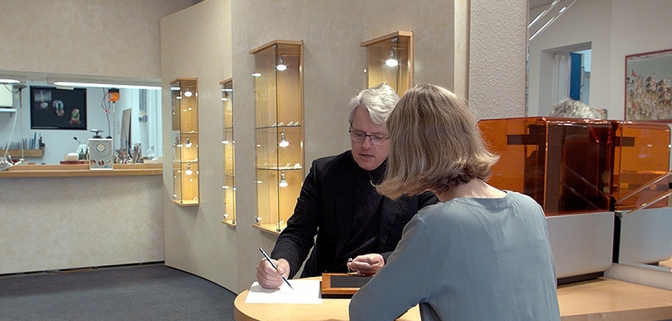 ein Mann und eine Frau im Beratungsgespraech Goldschmiede Albath