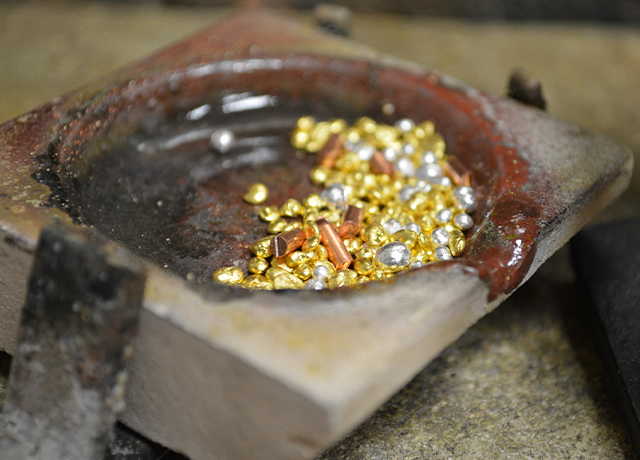 Goldnuggets in Schale für eine Legierung Goldschmiede Albath