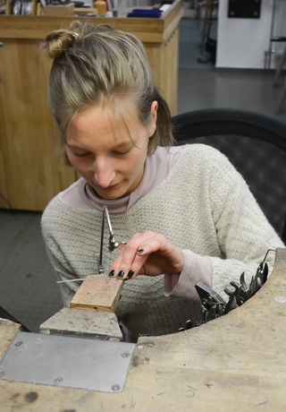 Goldschmiedin bei der Arbeit Goldschmiede Albath