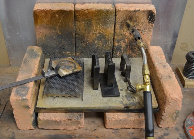 Schmelztisch mit Loetrohr Goldschmiede Albath